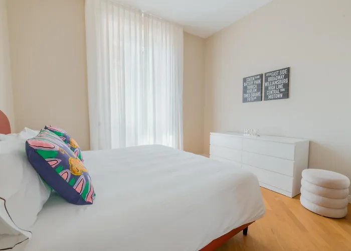 R Azalea House Daire Como